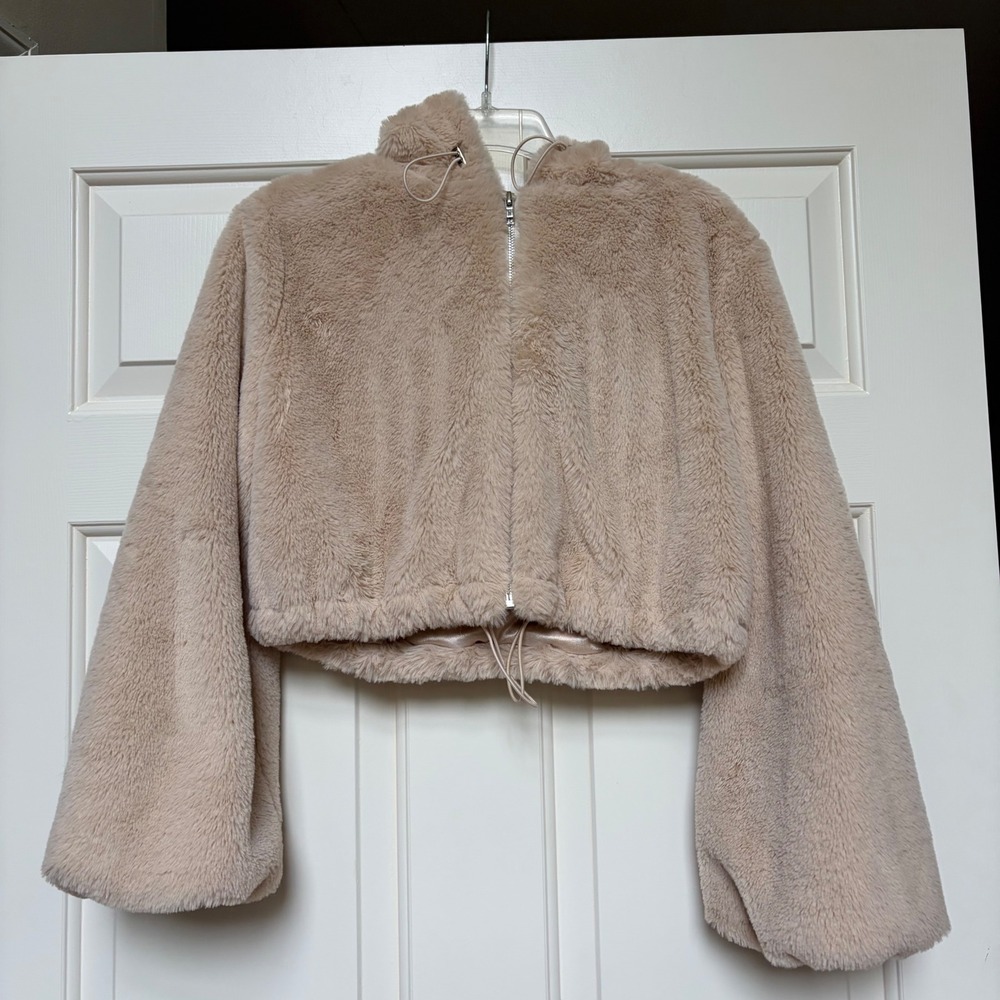 Forever 21 Womens Beige Faux Fur Cropped Zip Up Hoodie Jacket Small Soft cozy